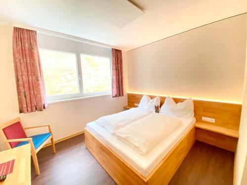 格拉茨I AM HOTEL Graz-Seiersberg的酒店客房设有床和窗户。