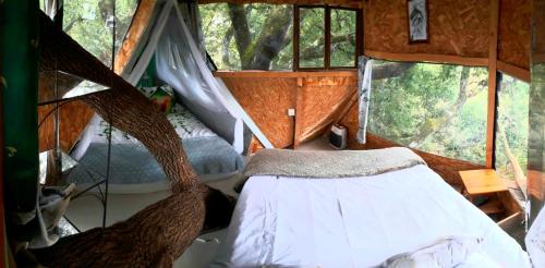 MonèsB&B La Cabane Insolite的帐篷内一间卧室,配有一张床