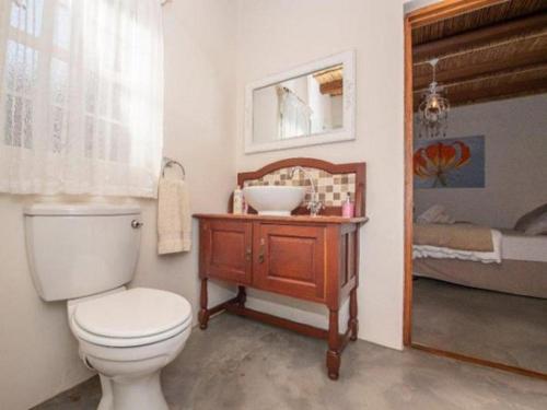 蒙塔古New Beginnings Cottage的浴室配有白色卫生间和盥洗盆。