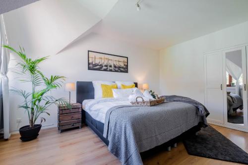 伍珀塔尔Apartments an der Universität的一间卧室配有一张带黄色枕头的床