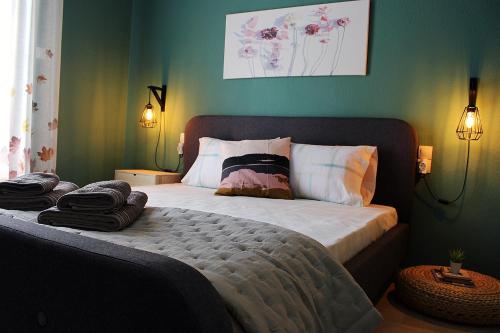卡兰巴卡Homel Rocks -Elegant Apt 2BD -Amazing garden view的一间卧室配有带毛巾的床
