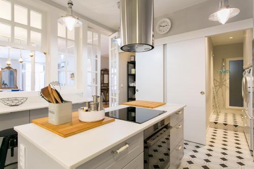里斯本Chiado Deluxe Gem 4bdr Amazing apartment的厨房配有白色的柜台和台面