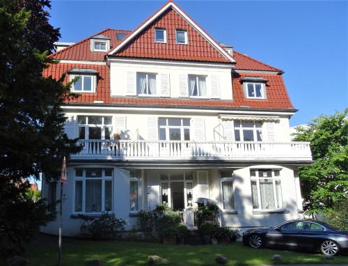 特拉弗明德Apartments Villa Seeblick Travemünde的白色房子,有红色屋顶