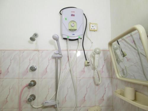 库鲁内格勒Hotel Surasa的带淋浴的浴室,墙上配有电话