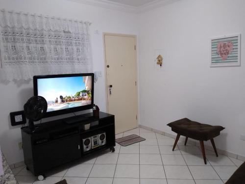 桑托斯Apto no Bairro do Gonzaga的客厅配有台面上的平面电视