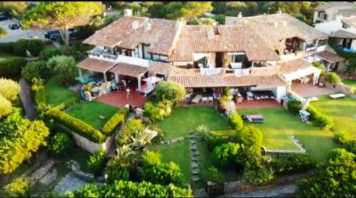 罗通多港LUXURY Apartment garden, pool, tennis, private beach in Porto Rotondo的享有大院子的空中景致