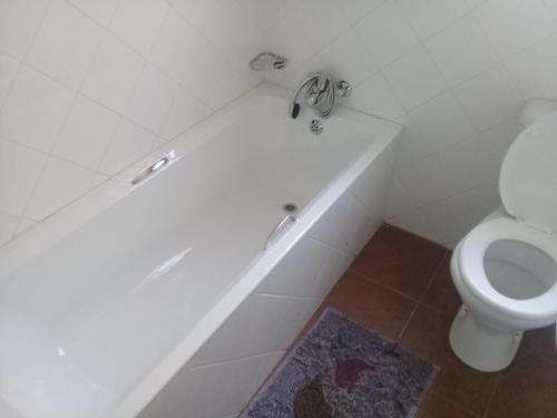 察嫩SIMA SILVER LODGE的浴室配有白色浴缸和卫生间。
