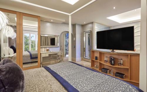 彻克Lion Quays Resort的带平面电视的客厅和卧室