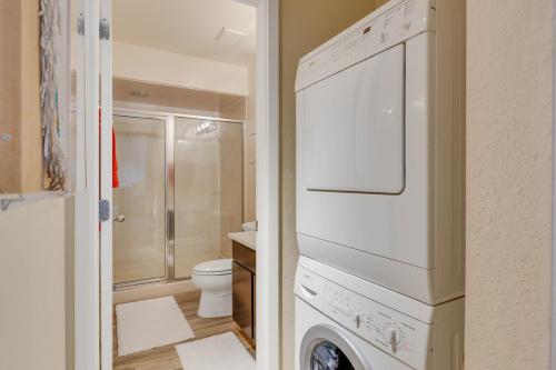 陶斯滑雪谷湖叉12号度假屋的浴室内提供白色洗衣机和烘干机