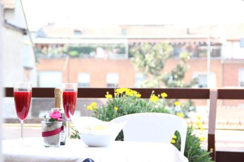 米兰卢伽诺酒店的阳台上的桌子和两杯葡萄酒