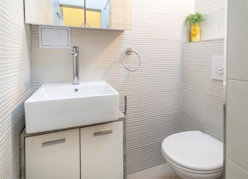 斯普利特Apartment Tomas的浴室配有白色水槽和卫生间。