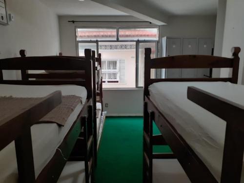 DS Hostel客房内的一张或多张床位
