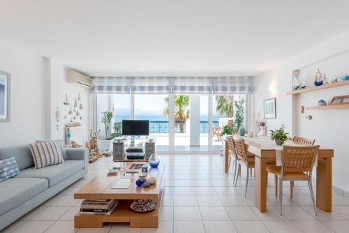 埃雷特里亚Beachfront Modern Apartment的客厅配有沙发和桌子