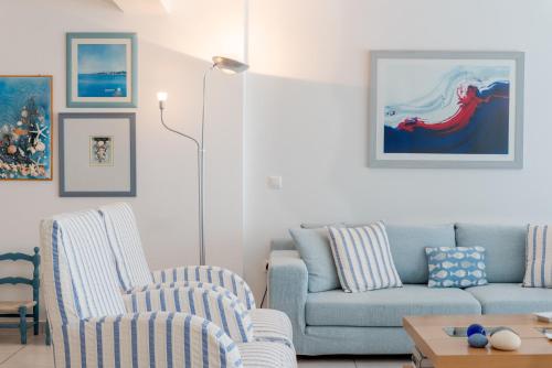 埃雷特里亚Beachfront Modern Apartment的客厅配有两把椅子和一张沙发