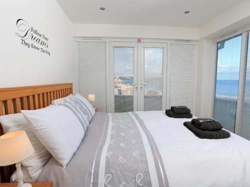 比桑德1 At The Beach的一间卧室设有两张床和一个海景窗户。