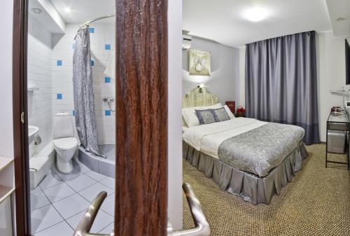 鄂木斯克朱可夫宾馆的一间酒店客房 - 带一张床和一间浴室