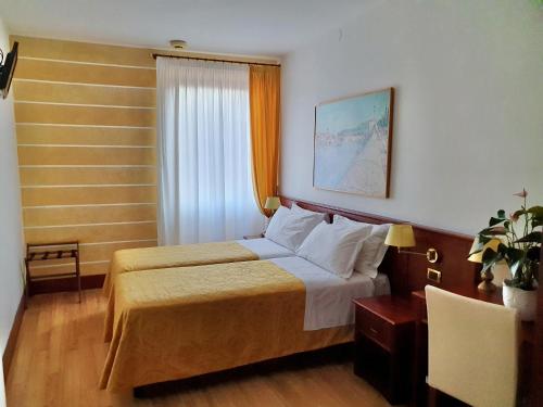 维罗纳奥罗拉酒店的酒店客房设有床和窗户。