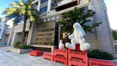 台北凯旋酒店的一座建筑前红色桌子上两个老鼠的雕塑