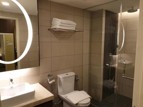 云顶高原Studio Suite Genting Highland 33的浴室配有卫生间、盥洗盆和淋浴。