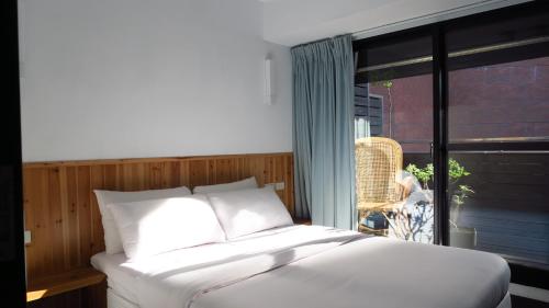 台北合星青年旅馆 的一张位于带大窗户的房间内的床铺