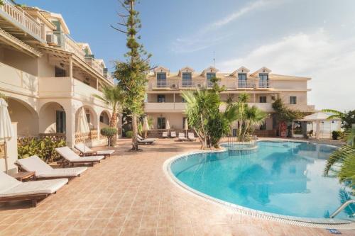拉加纳斯Pierros Hotel的一座大建筑前的游泳池