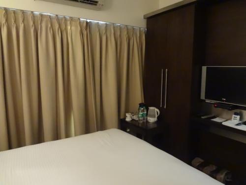 Hotel Suba Galaxy Mumbai客房内的一张或多张床位