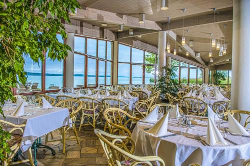 蒂豪尼蒂豪尼俱乐部酒店的一个带桌椅的宴会厅,享有海景