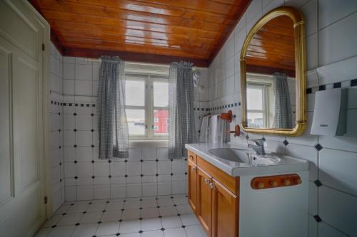 斯沃尔韦尔安克尔布里嘉酒店的一间带水槽和镜子的浴室