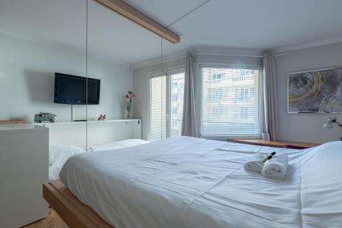 伊西莱穆利诺StayParis的卧室配有带毛巾的大型白色床