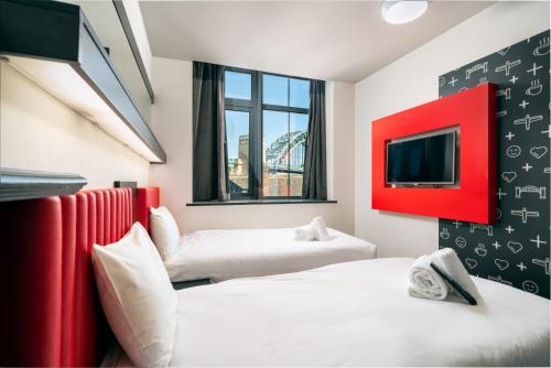 泰恩河畔纽卡斯尔纽卡斯尔便捷酒店的一间酒店客房,设有两张床和电视