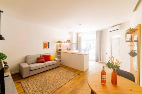 法鲁法鲁中心 - 假日公寓的客厅配有沙发和桌子
