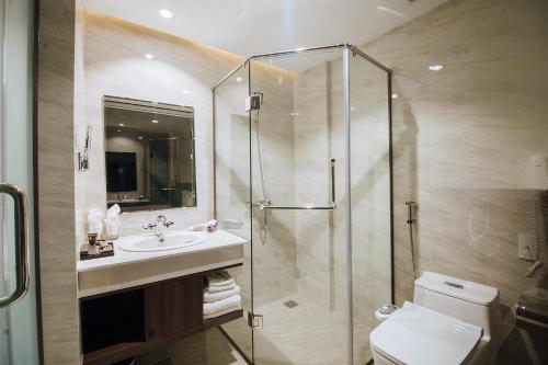 洞海Phương Bắc Luxury Hotel的带淋浴、卫生间和盥洗盆的浴室