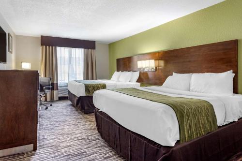 北小石城Comfort Inn & Suites North Little Rock JFK Blvd的酒店客房设有两张床和电视。