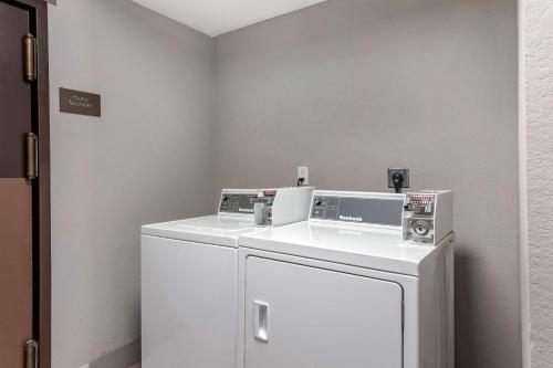 北小石城Comfort Inn & Suites North Little Rock JFK Blvd的洗衣房配有白色洗衣机和烘干机