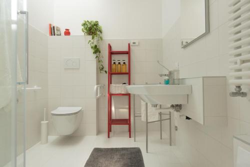 帕多瓦Da Coco - Apartments的白色的浴室设有水槽和卫生间。