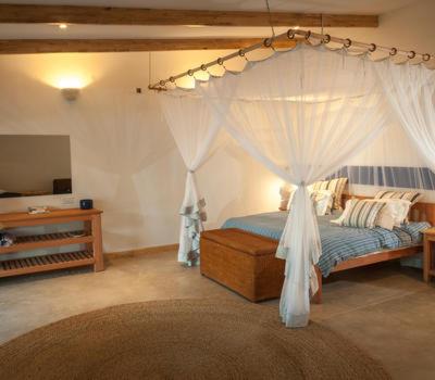 Nkhata BaySunbird Chintheche的一间卧室配有一张带天蓬的床