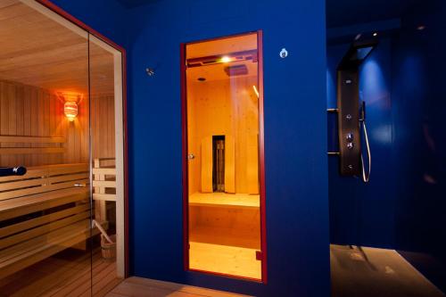 科拉尔博安塞克玛腾***S酒店的浴室设有蓝色墙壁内的镜子