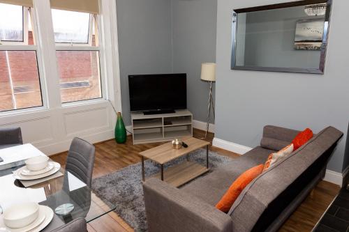 盖茨黑德Tyne Apartments的带沙发和电视的客厅