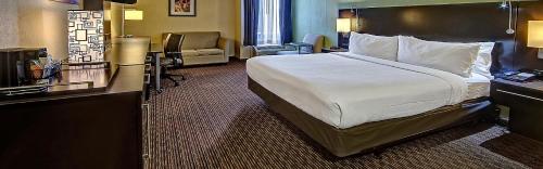 Clarion Hotel & Suites Conference Center Memphis Airport客房内的一张或多张床位