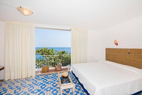 波西塔诺Casa Fioravante的一间卧室配有一张床,享有海景