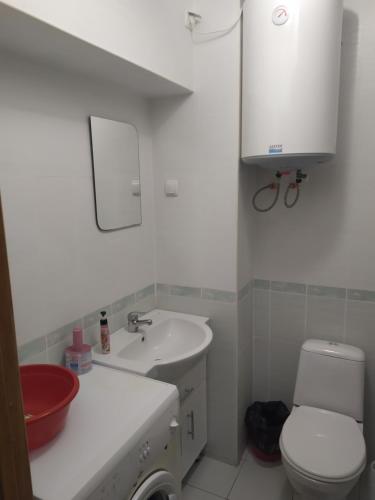 敖德萨Apartment Observatornyi的白色的浴室设有水槽和卫生间。
