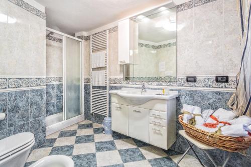 威尼斯威尼斯梦想之家酒店的一间带水槽和卫生间的浴室