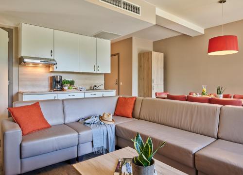 米德尔克尔克韦斯滕德假日套房公寓式酒店 的带沙发的客厅和厨房