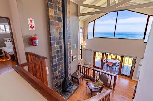 维德尼斯Boardwalk Lodge – Self-Catering的享有带壁炉的客厅的顶部景致。