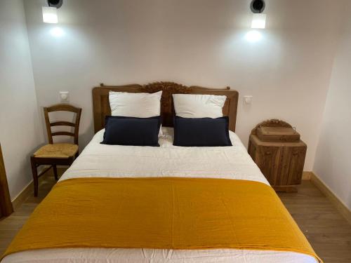 CousanceClos De La Charnaille的一间卧室配有一张带黄色毯子的大床