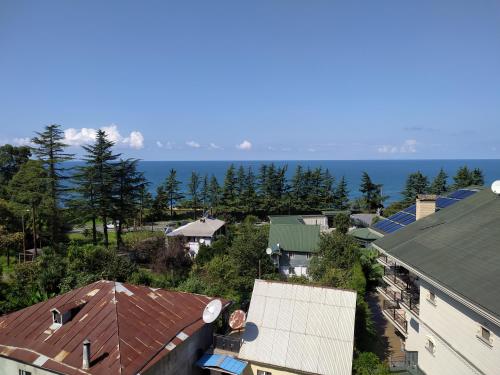 马钦加里Guest House TeNi的享有房屋和海洋的空中景致