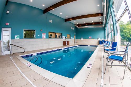艾伦镇阿伦敦品质酒店的拥有蓝色墙壁的酒店游泳池