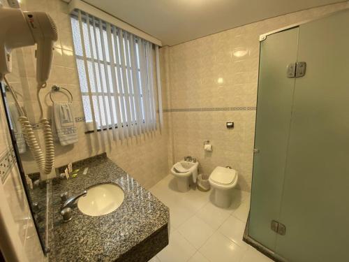 库里提巴库里提巴宫殿酒店的一间带水槽和卫生间的浴室