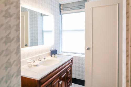 夏洛特登喜路酒店的一间带水槽和镜子的浴室