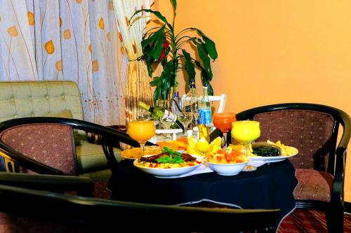 亚的斯亚贝巴Keba Guesthouse的餐桌上摆放着食物和饮料